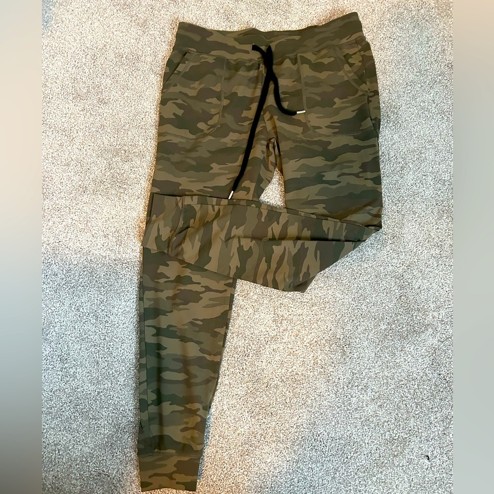 Zyia camo joggers size large